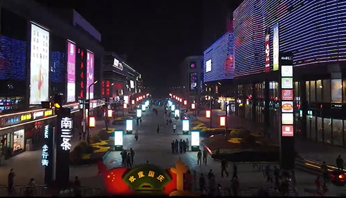 石家莊·南三條步行街，近年來迅速成為石家莊市新的網紅打卡地，精致的街區景觀、豐富的娛樂設施和繁華的商業氛圍，營造了超高人氣的商業地標。其中尤為引人矚目的，還要數那高大挺拔、功能豐富、科技感滿滿的智慧路燈桿。